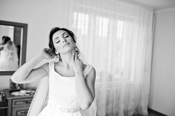 Porträt einer fantastischen Braut, die auf der Hochzeit in ihrem Zimmer posiert — Stockfoto
