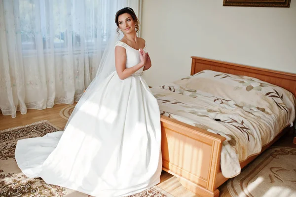 結婚式の彼女の部屋でポーズをとって素晴らしい花嫁の肖像画 — ストック写真