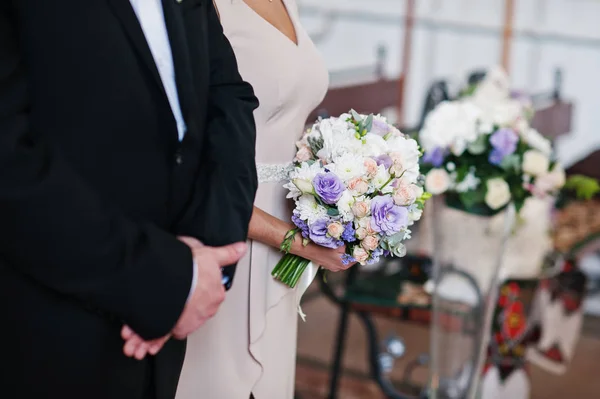 Pengiring pengantin yang cantik memegang karangan bunga pernikahan di gereja . — Stok Foto