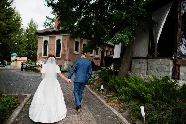 Casal lindo saindo do reastaurante . — Fotografia de Stock