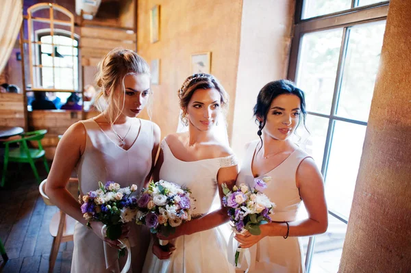 Harika gelin buketleri içinde tutan güzel nedime ile 