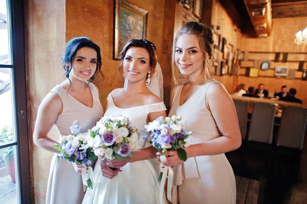 Harika gelin buketleri içinde tutan güzel nedime ile 