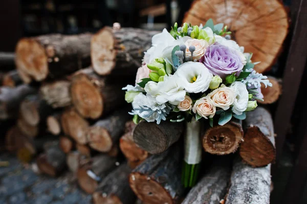 Close-up photo of a bouquet laying on the wooden logs. — Stock Photo, Image