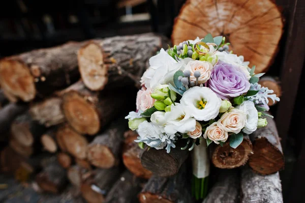 Close-up photo of a bouquet laying on the wooden logs. — Stock Photo, Image
