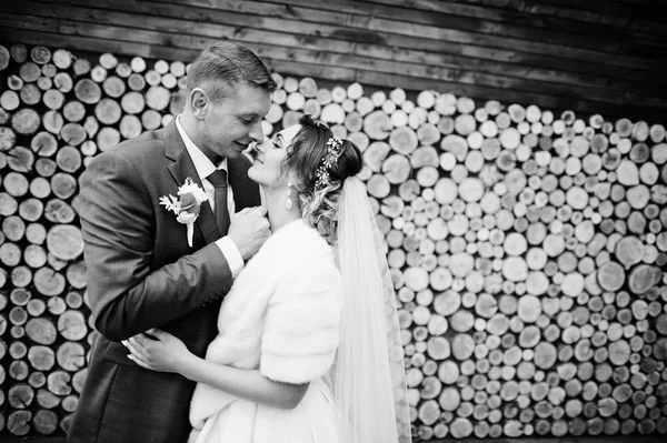 Perfeito casal recém-casado posando no fundo de madeira. Bl — Fotografia de Stock