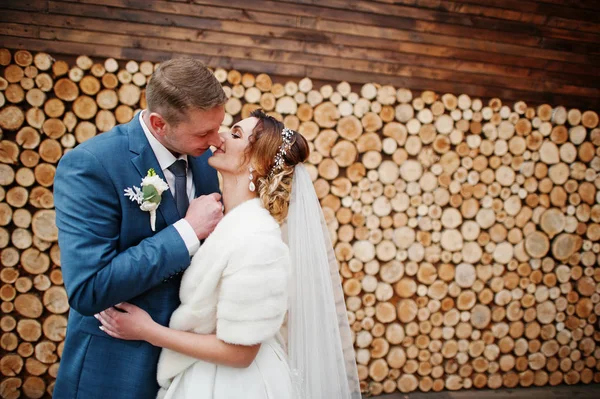 Perfecta pareja de recién casados posando sobre el fondo de madera . — Foto de Stock