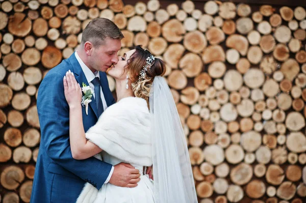 Perfecta pareja de recién casados posando sobre el fondo de madera . — Foto de Stock