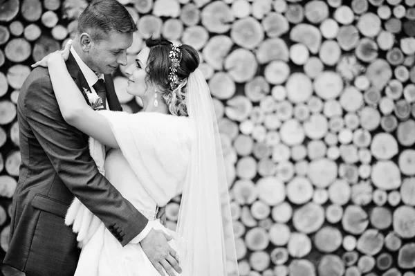 Yeni evli çift ahşap arka plan üzerinde poz mükemmel. BL