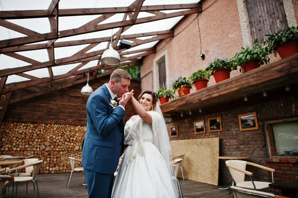 Genç evli iki yanındaki eski kır evi inci üzerinde yürüyor.