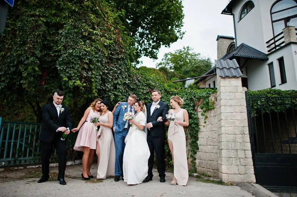 Groomsman abrir a garrafa de champanhe e outros padrinhos wi — Fotografia de Stock