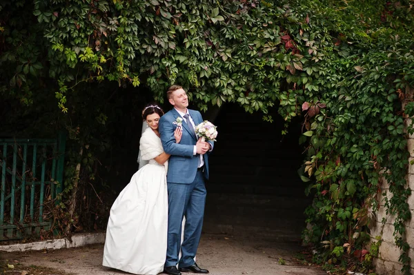 Birbirlerinin şirket ou zevk çekici genç Düğün çifti