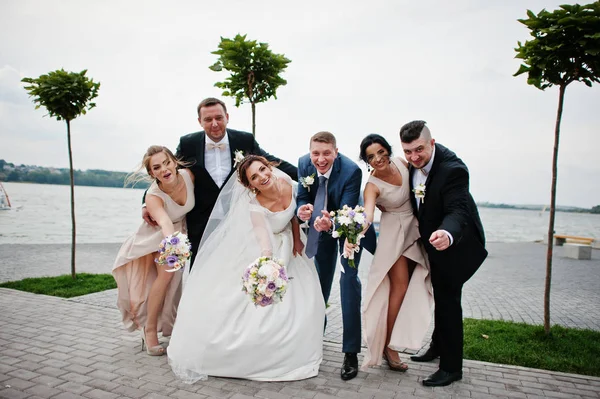 Erstaunliche Hochzeitspaar und verrückte Trauzeugen mit Brautjungfern havi — Stockfoto