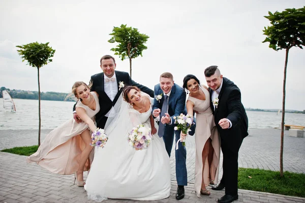 Increíble pareja de boda y novios locos con damas de honor havi —  Fotos de Stock