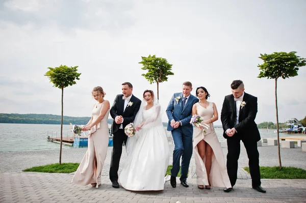 Εκπληκτικό ζευγάρι γάμος και τρελό groomsmen με havi παράνυμφοι — Φωτογραφία Αρχείου