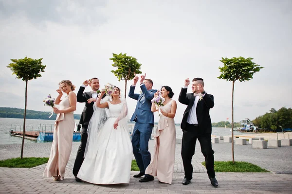 Erstaunliche Hochzeitspaar und verrückte Trauzeugen mit Brautjungfern havi — Stockfoto
