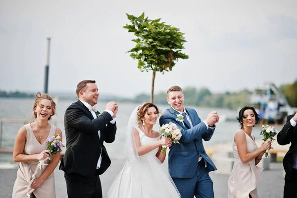 Muhteşem Düğün çifti ve nedime havi ile deli sağdıç