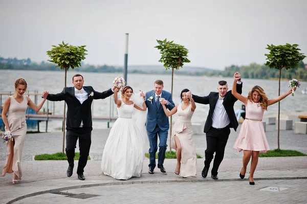 Muhteşem Düğün çifti ve nedime havi ile deli sağdıç