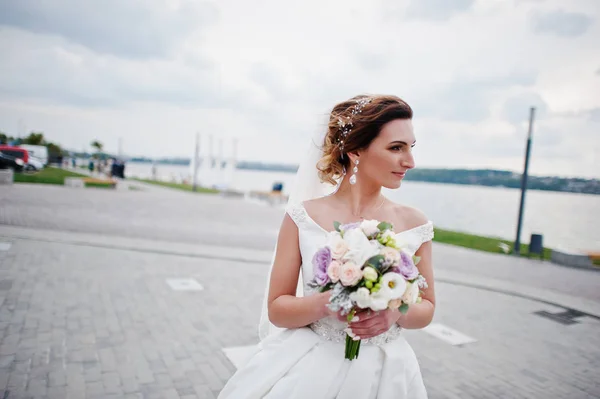 令人惊叹的新娘构成上与 weddi 湖畔的肖像 — 图库照片