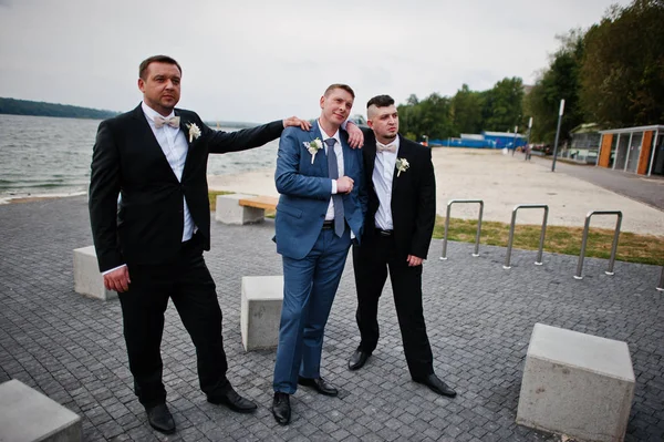 Γαμπρός με groomsmen του πηγαίνουν άγρια την ημέρα του γάμου για το la — Φωτογραφία Αρχείου