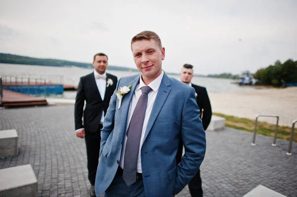 Bruidegom met zijn groomsmen gaan wilde op zijn trouwdag op de la — Stockfoto