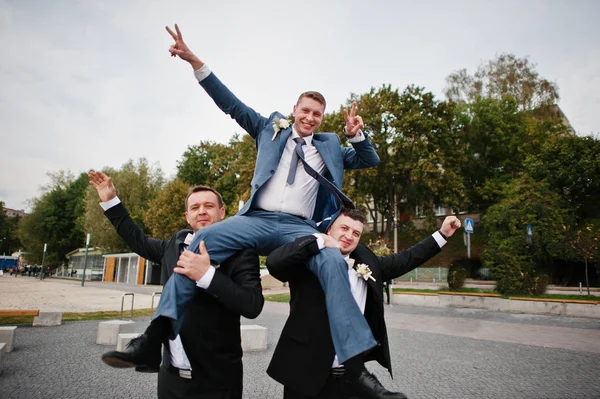 Bruidegom met zijn groomsmen gaan wilde op zijn trouwdag op de la — Stockfoto