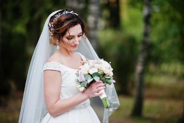 Портрет привлекательной молодой невесты, гуляющей по парку на ней — стоковое фото