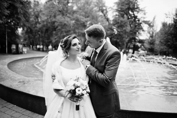 Fabulosa joven pareja de boda posando en el parque en el soleado da — Foto de Stock