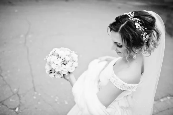 Közeli kép a gyönyörű menyasszony kezében egy csokor és pos portréja — Stock Fotó