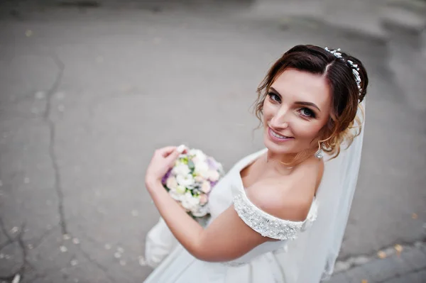 Gros plan portrait d'une belle mariée tenant un bouquet et pos — Photo