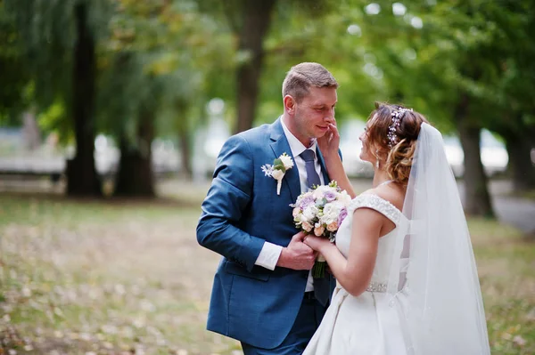 Fabelhafte junge Hochzeitspaar posiert im Park auf der sonnigen da — Stockfoto