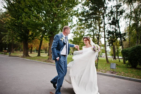 Fabelhafte junge Hochzeitspaar posiert im Park auf der sonnigen da — Stockfoto