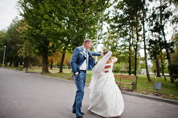 Güneşli da parkta poz muhteşem genç Düğün çifti