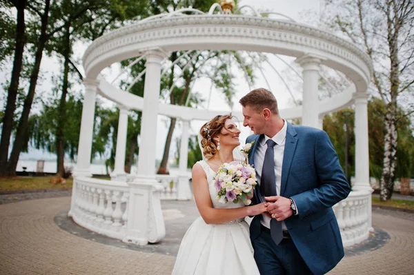 Fabelhafte junge Hochzeitspaar posiert im Park auf der sonnigen da — Stockfoto