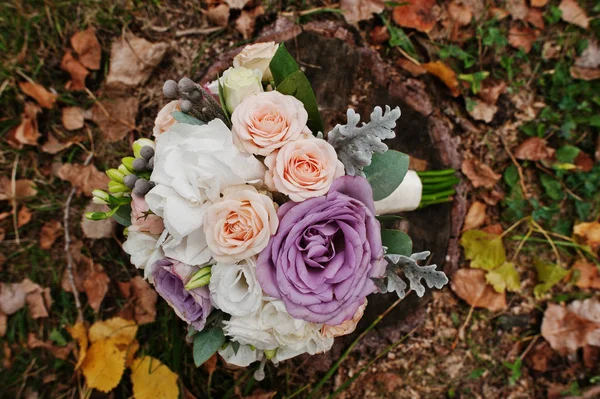 Close-up photo of an incredible wedding bouquet laying on the st — Stock Photo, Image