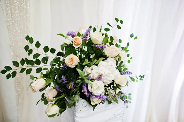 Krásné květinové dekorace pro svatbu z růže — Stock fotografie