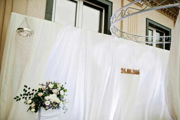 Arco de casamento e inscrição nas cortinas brancas . — Fotografia de Stock