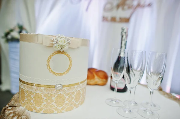 Piękne zdobione pudełko na stole weselnym obok champag — Zdjęcie stockowe