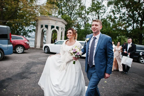 Hochzeitspaar spaziert mit Trauzeugen und Bräutigam durch die Straßen der Stadt — Stockfoto