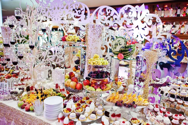 Lezzetli ve besleyici yemekleri düğün Ziyafet üzerinde.