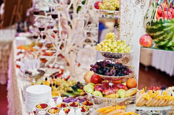 Deliciosos y nutritivos platos en el banquete de bodas . —  Fotos de Stock