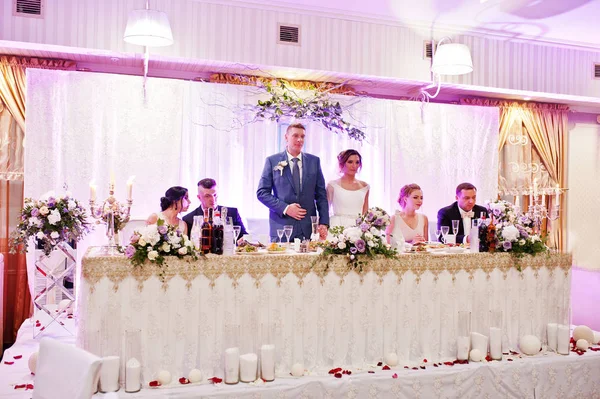 신부 들러리와 그들의 테이블에 서 있는 아름 다운 웨딩 커플 — 스톡 사진