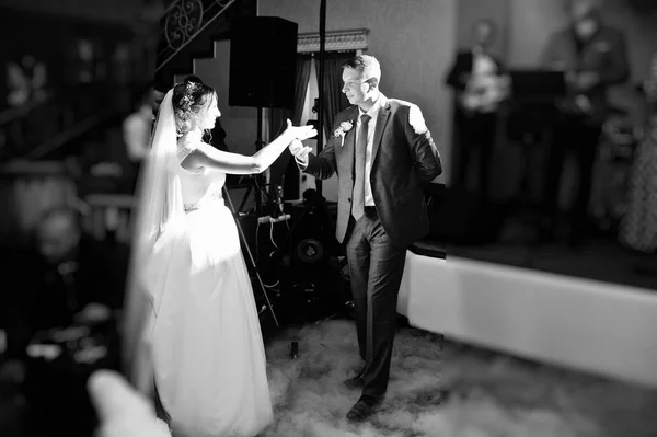 新婚カップルが重い s で自分の結婚パーティーで踊って — ストック写真