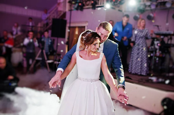 Yeni evli çift onların düğün ağır s ile dans