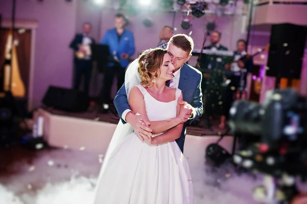Casal recém-casado dançando em sua festa de casamento com pesado s — Fotografia de Stock