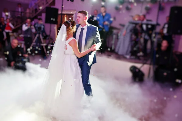 Молодая супружеская пара танцует на своей свадьбе с тяжелыми s — стоковое фото
