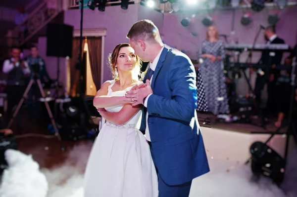 Casal recém-casado dançando em sua festa de casamento com pesado s — Fotografia de Stock