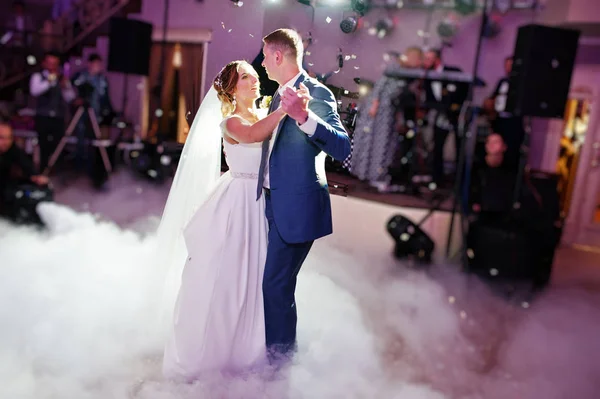 Appena sposati coppia ballare sulla loro festa di nozze con pesanti s — Foto Stock