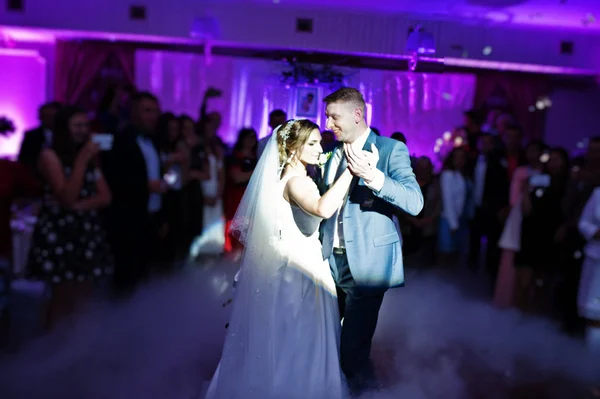 Recién casados pareja bailando en su boda fiesta con s pesado —  Fotos de Stock