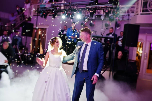 Casal recém-casado dançando em sua festa de casamento com pesado s — Fotografia de Stock