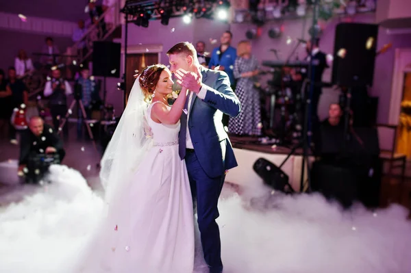 Recién casados pareja bailando en su boda fiesta con s pesado —  Fotos de Stock
